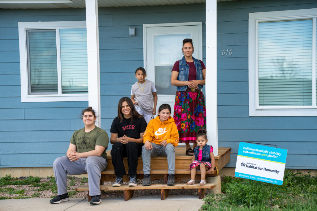 2023-05-06 Montgomy Elana & Kids on Porch 2